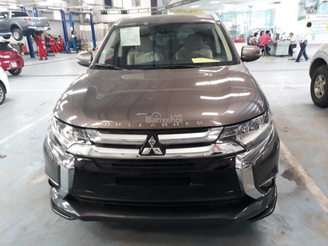 Cần bán Mitsubishi Outlander 2.4 CVT 2018, màu nâu