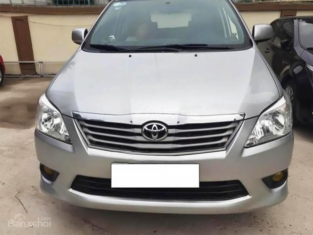 Cần bán xe Toyota Innova 2.0E đời 2013, màu bạc xe gia đình