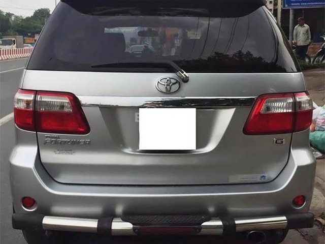 Bán xe Toyota Fortuner 2.5G 2011, màu bạc số sàn