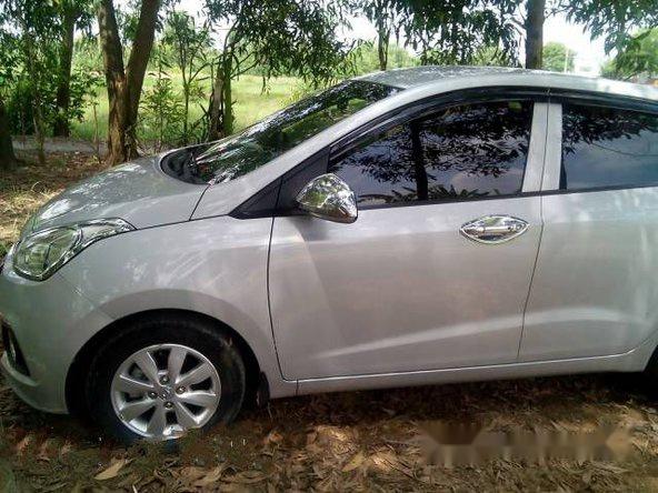 Bán Hyundai i10 MT đời 2015, màu bạc số sàn