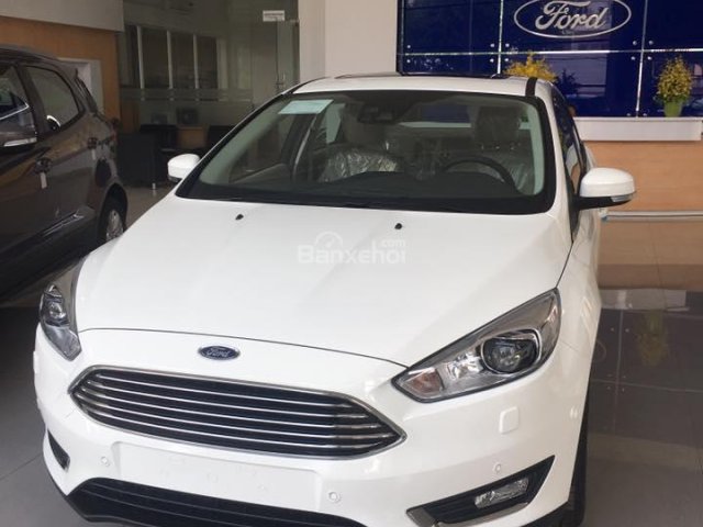 Bán xe Ford Focus Trend đời 2017, màu trắng giá cạnh tranh