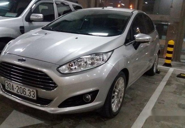 Chính chủ bán xe Ford Fiesta sản xuất 2014, màu bạc