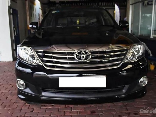 Cần bán lại xe Toyota Fortuner V đời 2013, màu đen, xe gia đình