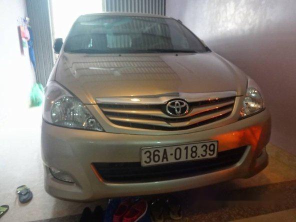 Cần bán lại xe Toyota Innova năm 2011, màu vàng số sàn