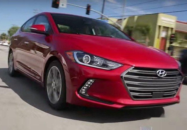 Bán Hyundai Elantra năm 2017, màu đỏ, 685tr