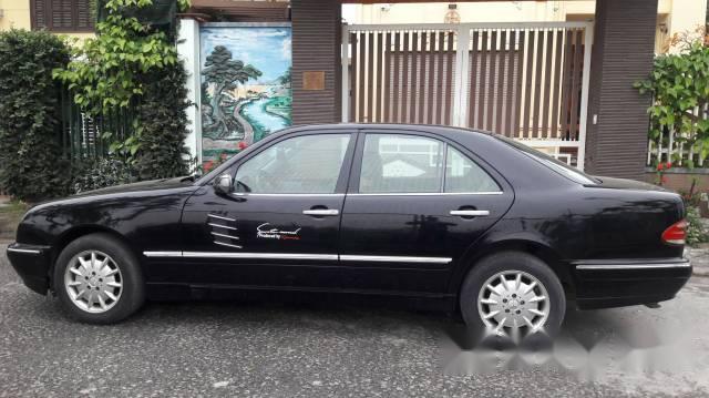 Cần bán Mercedes đời 2000, màu đen