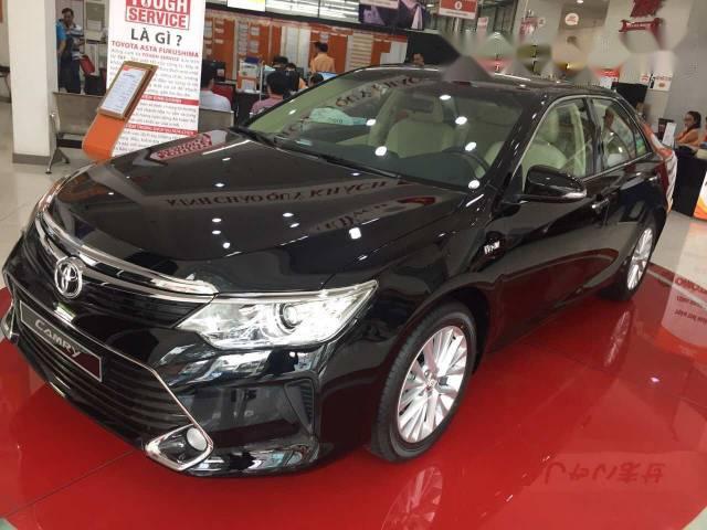 Cần bán xe Toyota Camry 2.0E đời 2017, màu đen