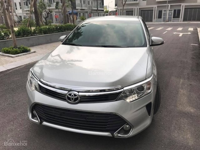 Bán Toyota Camry 2.0E đời 2015, màu bạc, giá 895tr