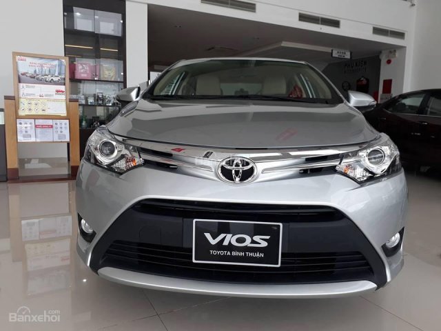 Bán Toyota đời 2017, màu bạc, ưu đãi 70 triệu