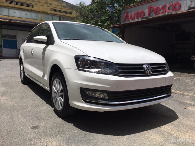 Bán Volkswagen Polo Sedan đời 2017, màu trắng, nhập Đức. LH Hương 0902.608.293