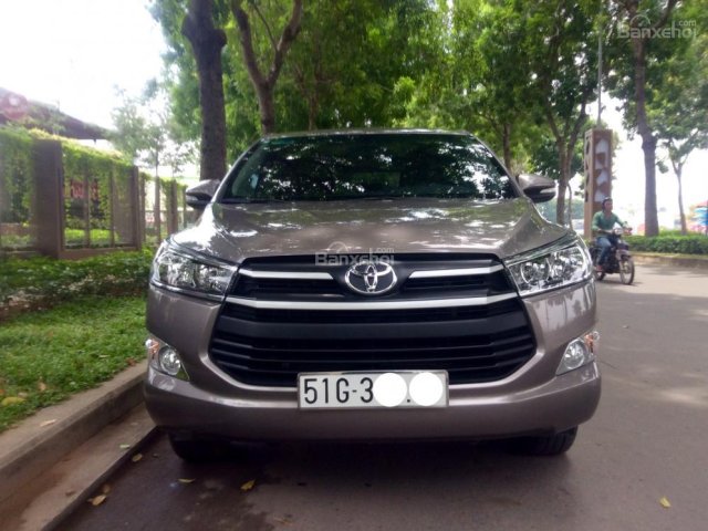 Bán Toyota Innova E đời 2017, màu ghi vàng