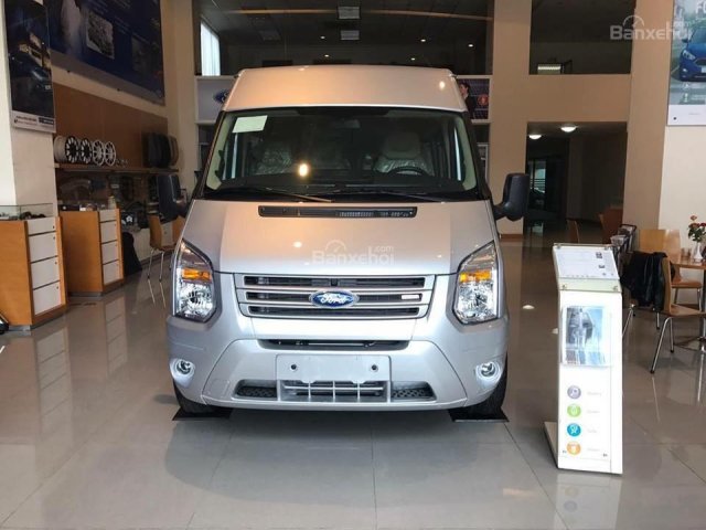 Cần bán Ford Transit SVP đời 2017, màu bạc