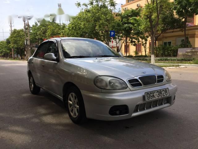 Gia đình tôi cần bán Daewoo Lanos MT đời 2004, màu bạc