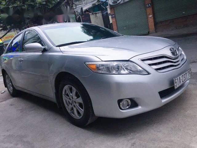 Bán xe cũ Toyota Camry LE 2010, màu bạc, nhập khẩu chính hãng