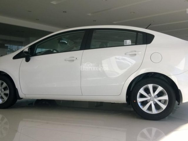 Cần bán xe Kia Rio MT sản xuất 2017, màu trắng