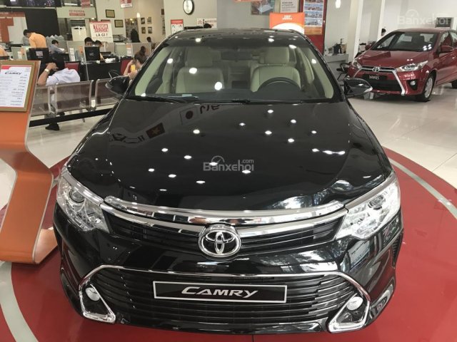 Bán ô tô Toyota Camry đời 2018, màu đen, khuyến mãi hấp dẫn, giao ngay, hỗ trợ trả góp lãi suất cố định