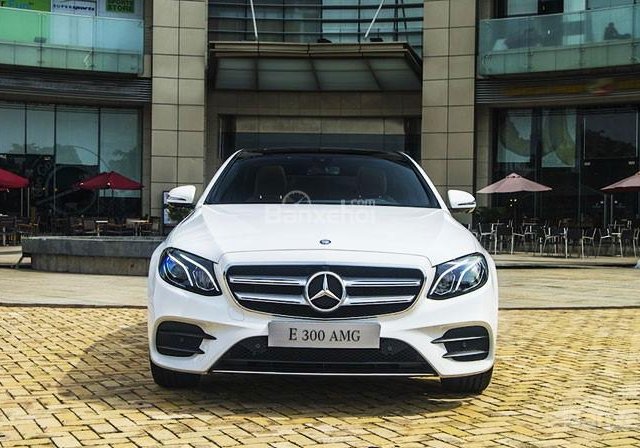 Cần bán xe Mercedes E300 AMG 2018 - chỉ cần thanh toán 500 triệu, nhận xe ngay