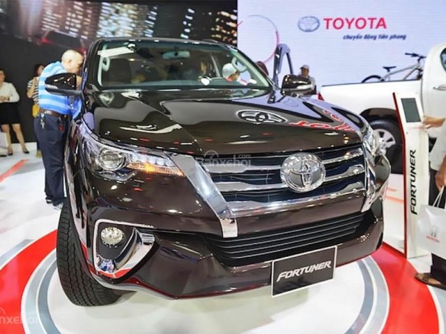 Bán Toyota Fortuner V 4x4AT đời 2017, màu đen, nhập khẩu
