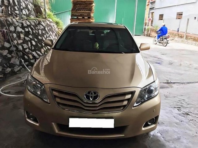 Cần bán xe Toyota Camry LE 2010, màu vàng, nhập khẩu