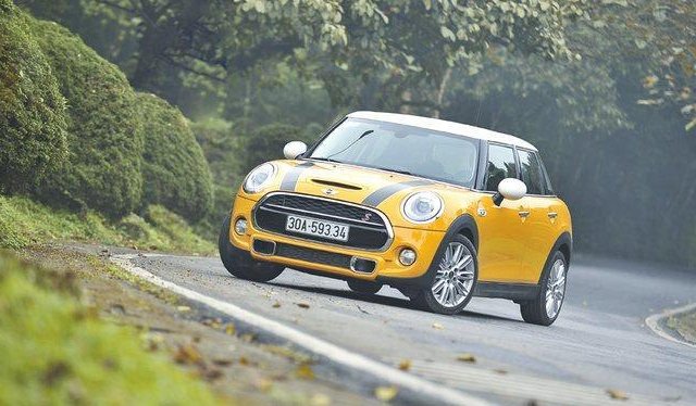 Bán xe Mini Cooper S 5 cửa 2017, chính hãng, màu vàng