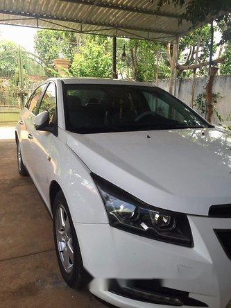 Cần bán xe Chevrolet Cruze đời 2011, màu trắng xe gia đình