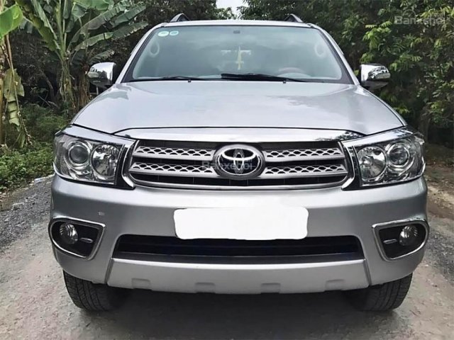 Bán Toyota Fortuner 2.5G đời 2010, màu bạc xe gia đình