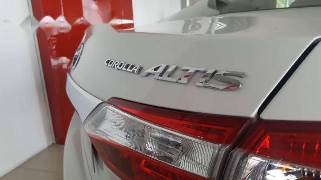 Cần bán Toyota Corolla altis đời 2017, màu trắng