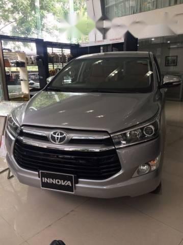 Bán Toyota Innova 2.0E 2017, xe mới, màu bạc