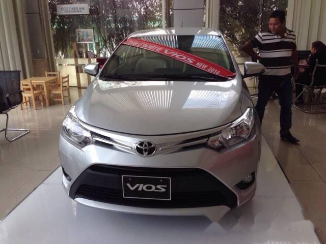 Bán xe Toyota Vios đời 2017, màu bạc