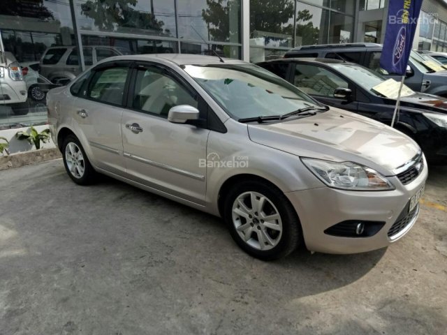 Bán Ford Focus 2.0 đời 2011, màu bạc, xe đẹp còn cảm biến gạt mưa, đèn pha tự bật khi trời tối