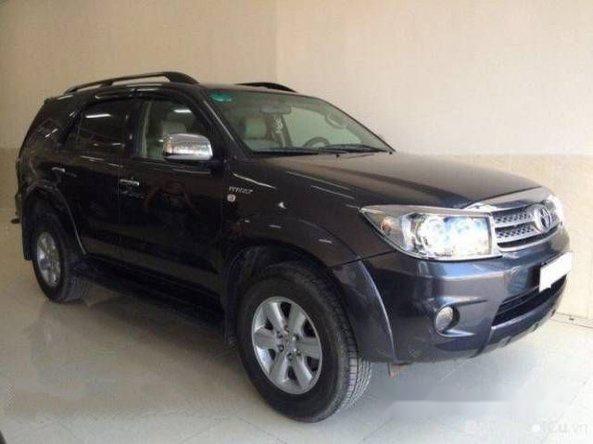 Bán xe Toyota Fortuner AT sản xuất 2011, màu đen số tự động