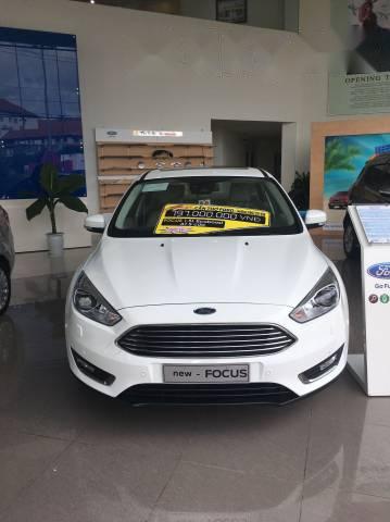 Cần bán Ford Focus Titanium 1.5L Ecoboost đời 2017, màu trắng, giá tốt