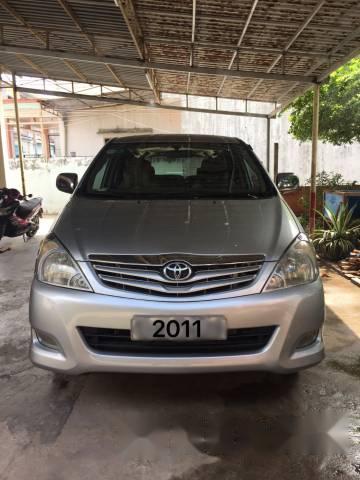 Bán xe Toyota Innova G sản xuất 2011, màu bạc số sàn