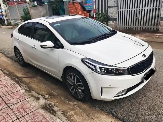 Bán xe Kia Cerato 1.6AT 2017, màu trắng như mới, giá 598tr