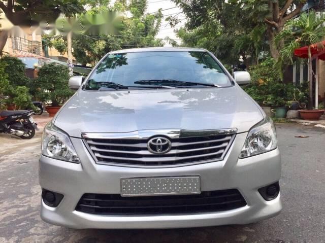 Bán xe cũ Toyota Innova 2.0E đời 2012, màu bạc số sàn, 575 triệu