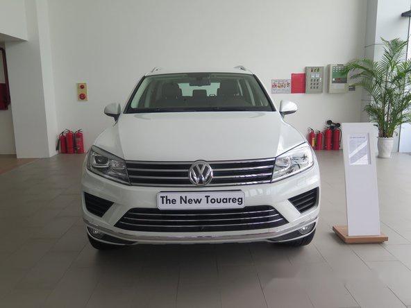 Bán xe Volkswagen Touareg AT đời 2017, màu trắng