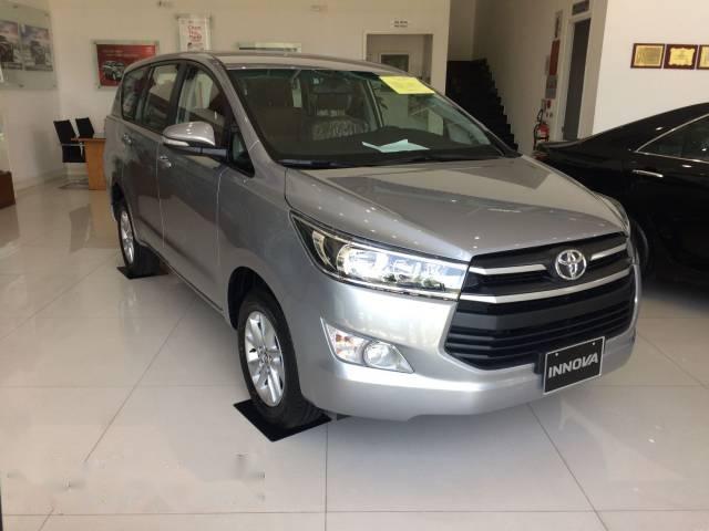 Bán ô tô Toyota Innova sản xuất 2017, màu bạc 