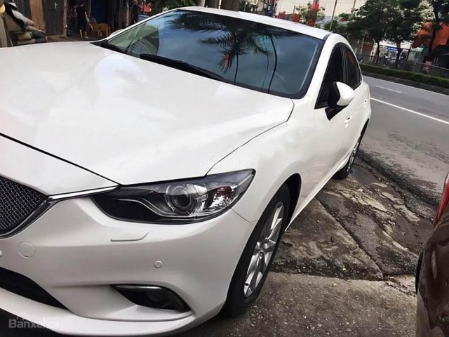 Cần bán xe Mazda 6 2.0 2015, màu trắng