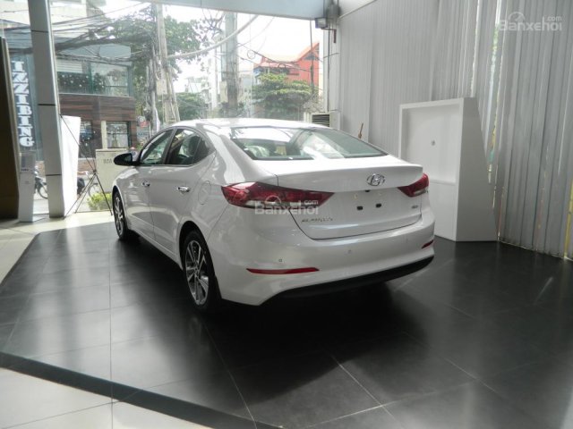 Bán Hyundai Elantra 1.6 MT 2018, màu trắng