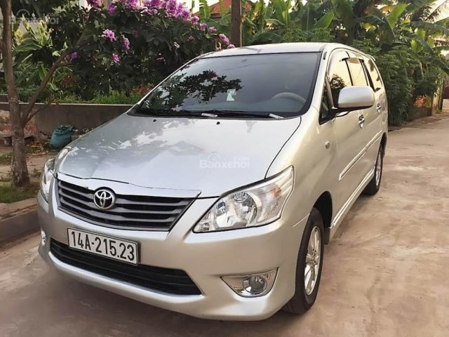 Cần bán xe Toyota Innova 2.0E 2013, màu bạc, giá tốt