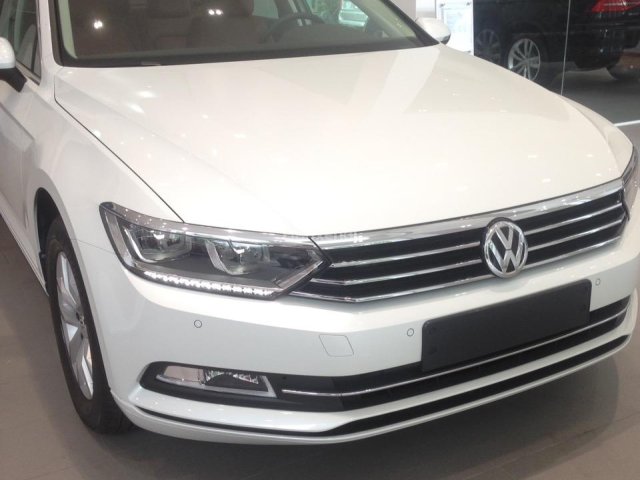 Bán xe Volkswagen Passat giá tốt Hồ Chí Minh, màu trắng, xe nhập. Ưu đãi khủng tháng 7, Lh: 0978877754