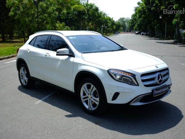 Bán xe Mercedes GLA250 4Matic màu trắng 7900km; Nhập khẩu, chính hãng