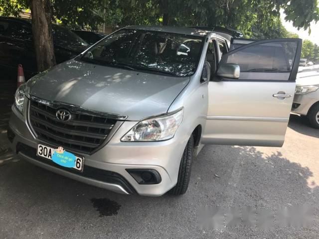 Bán xe Toyota Innova 2.0E năm 2014, màu bạc chính chủ, 595 triệu