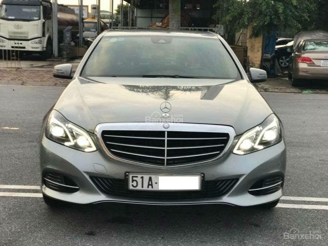 Bán Mercedes E200 đời 2013, màu bạc