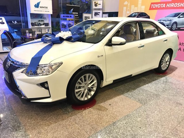 Bán Toyota Camry AT đời 2017, màu trắng