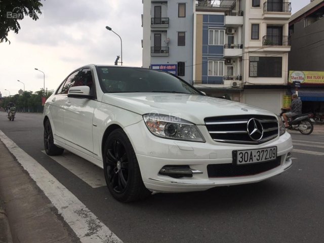 Cần bán xe Mercedes C200 giá tốt, xe màu trắng cực đẹp