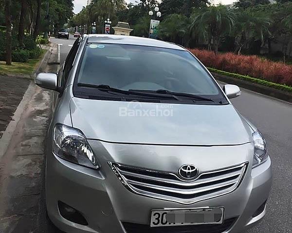 Cần bán gấp Toyota Vios 1.5E sản xuất 2010, màu bạc xe gia đình