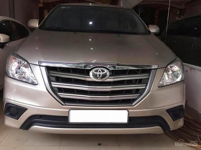 Bán xe Toyota Innova 2.0E đời 2015, màu bạc đẹp như mới giá cạnh tranh