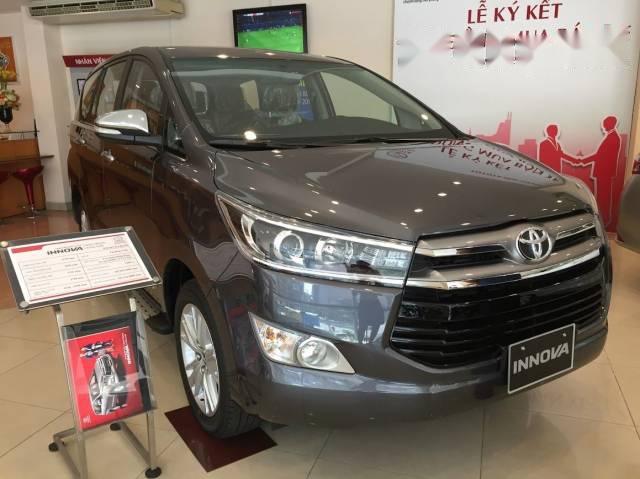 Bán Toyota Innova 2.0 E đời 2017, màu xám giá cạnh tranh