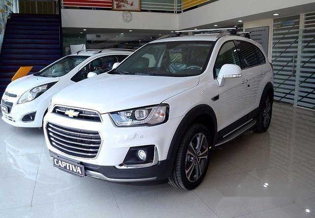 Bán ô tô Chevrolet Captiva đời 2017, màu trắng